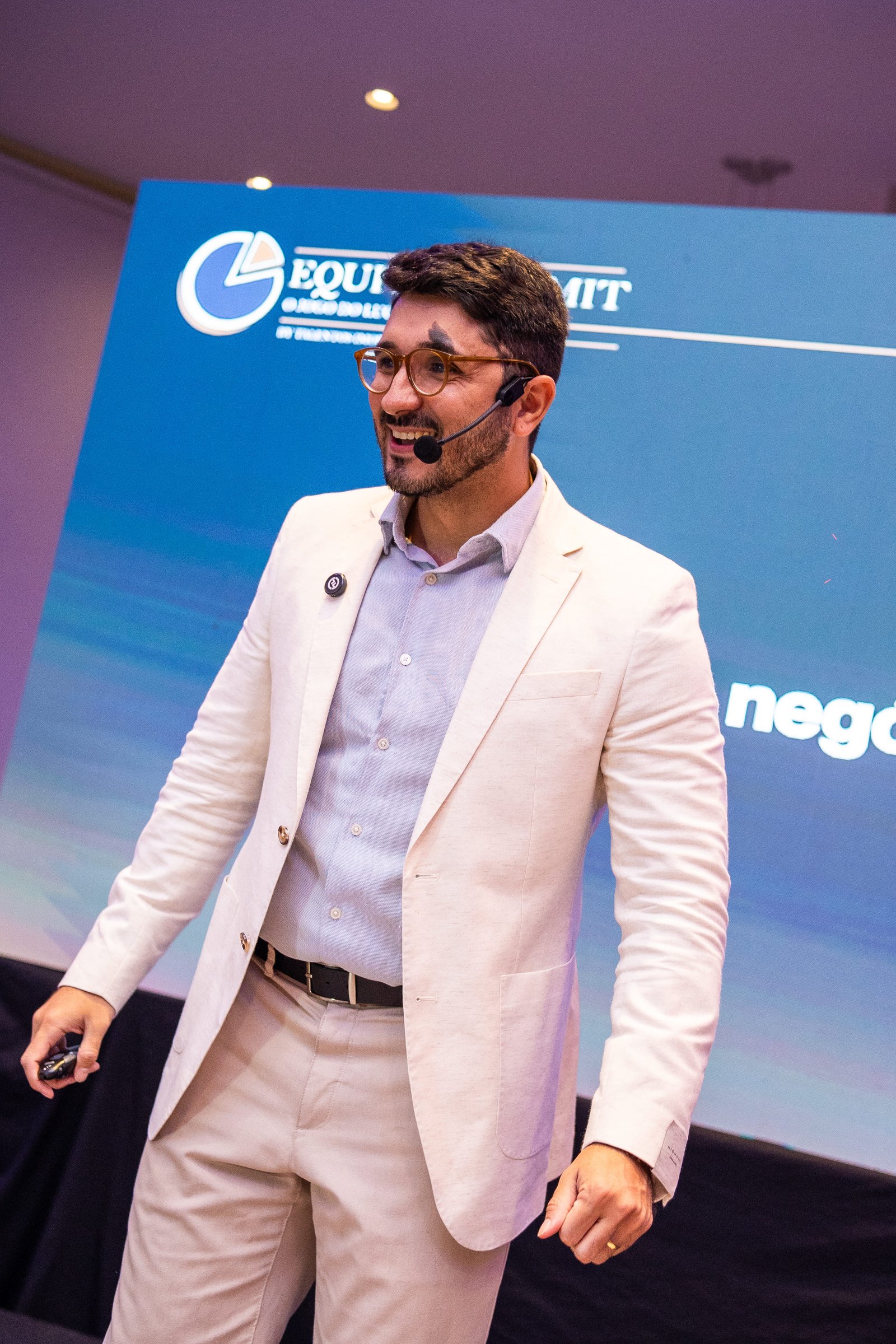 Victor Allevato palestrando em evento de mercado imobiliário